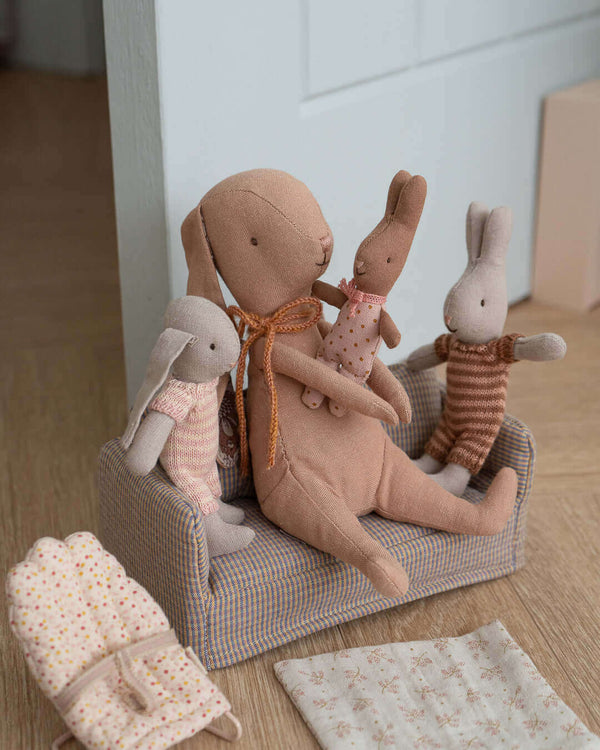 Maileg, Micro Rabbit in Knitted Outfit (Brown)